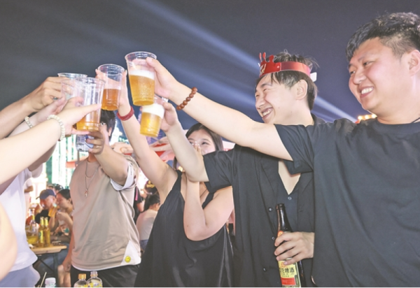 喝啤酒——在冰城夏都与世界干杯