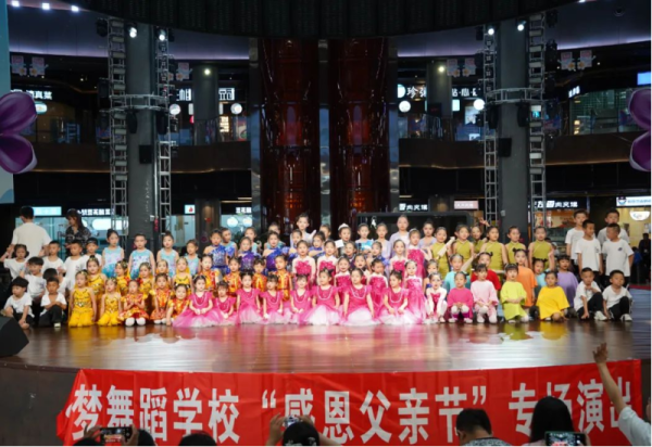 童心绽放 冰雪美食馆中心舞台奏响夏日艺术交响曲