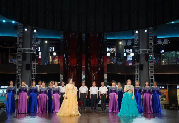 冰雪美食馆中心舞台展公益风采 4场演出添亮丽风景