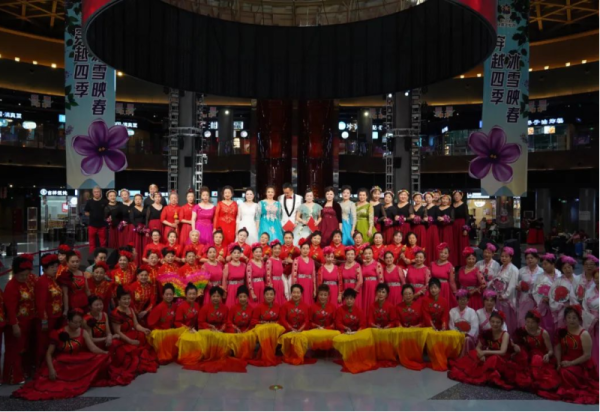 冰雪美食馆中心舞台上3场演出精彩上演