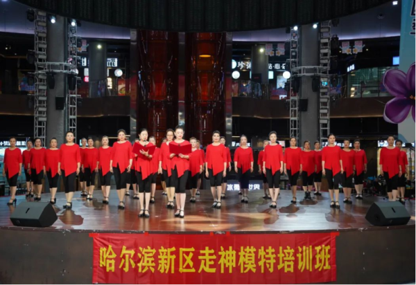 冰雪美食馆中心舞台上 多元艺术展演共绘冰城文娱画卷