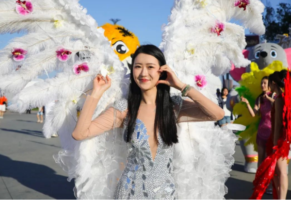 【媒体关注】七彩花车巡游每日三场，夜间还有非遗花灯展！第二十三届哈尔滨国际啤酒节精彩活动轮番上演