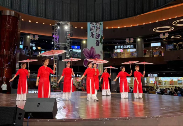 冰雪美食馆中心舞台三场公益演出 绽放多元艺术之美