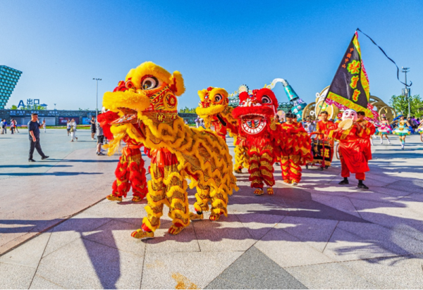 百人七彩花车巡游秀来啦 啤酒节不仅有酒更有范儿