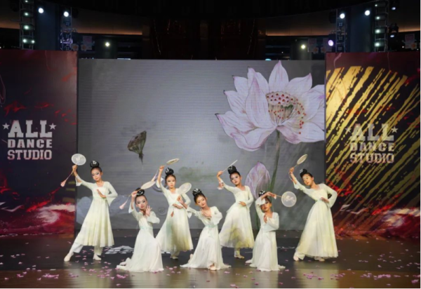 冰雪美食馆中心舞台两场演出 成长蜕变与热情活力交织的艺术狂欢