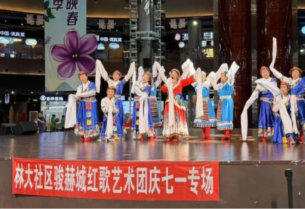 冰雪美食馆中心舞台两场演出 为啤酒节注入文化活力