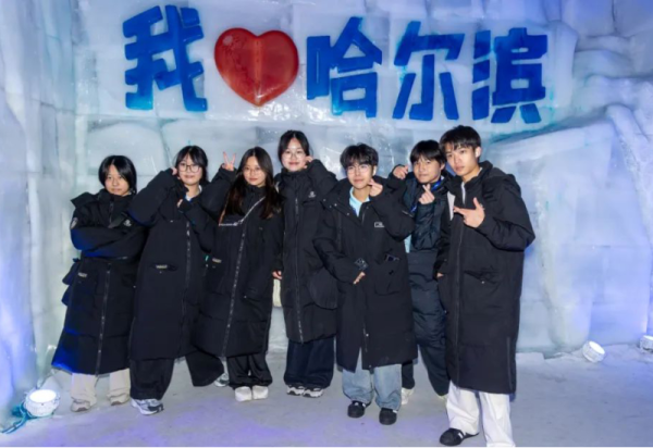 盛夏体验冰雪魅力 香港爱国主义教育—黑龙江研学团探秘哈尔滨冰雪大世界梦幻冰雪馆