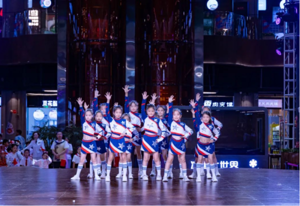 当青春与经典碰撞 冰雪美食馆中心舞台两场公益演出精彩纷呈