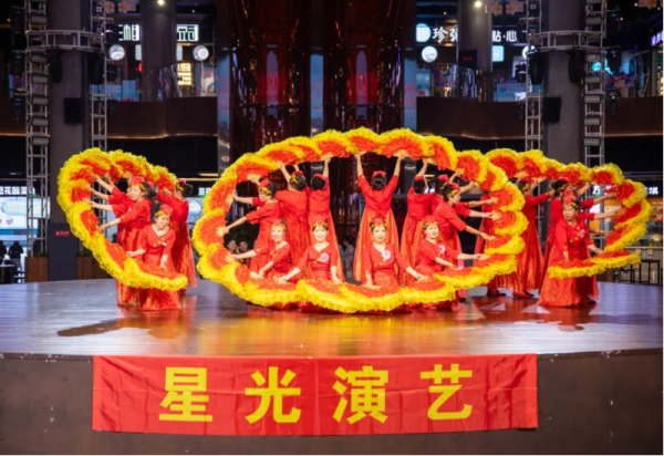 一日两场艺术盛宴！哈尔滨冰雪大世界冰雪美食馆中心舞台两场演出共谱精彩篇章