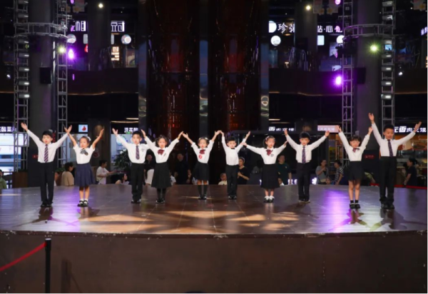 多元艺术展演全日盛放：哈尔滨冰雪大世界冰雪美食馆精彩专场演出