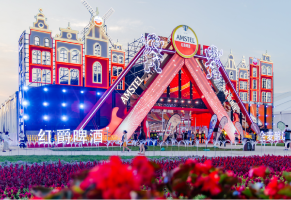 举杯红爵 链接你我 红爵啤酒大篷酒香与歌声撞出夏夜火花