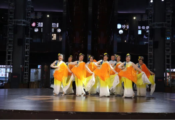 哈尔滨冰雪大世界冰雪美食馆举办两场文艺活动 礼赞军民情