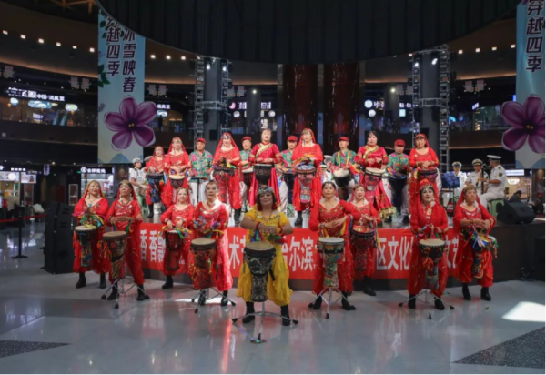 哈尔滨冰雪大世界冰雪美食馆中心舞台 两场精彩演出圆满举行