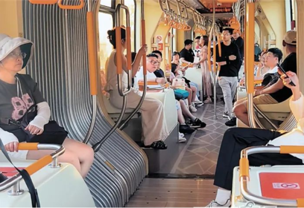 【媒体关注】10分钟“走马看景” 智轨“摆渡”快乐加倍｜冰城夏日新玩法：穿梭啤酒节与太阳岛，实现“一日玩两景”