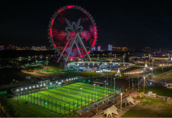 【免费开放】摩天轮下“最美足球场”又放大招，加看台加座椅，还有更衣室和淋浴间……