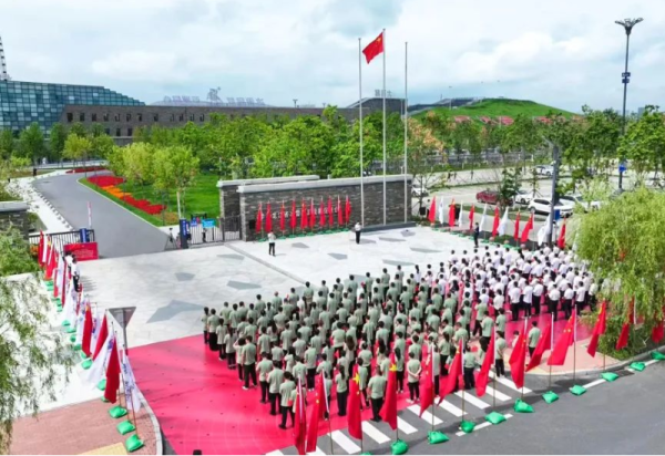 筑牢信仰根基 凝聚奋进力量——哈尔滨冰雪大世界股份有限公司举行庄严升旗仪式暨党员重温入党誓词活动庆祝建党104周年