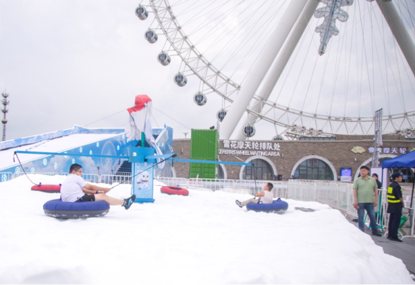 夏天更要玩雪！哈尔滨冰雪大世界里盛夏飘雪太过瘾了！