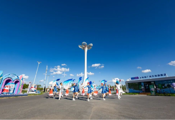 梦想大舞台一片中国红 迎“八一”氛围感满满 明日还有烟花秀璀璨绽放