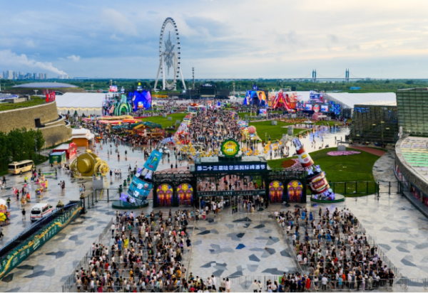 【媒体关注】冰城盛夏：百万游客打卡哈尔滨国际啤酒节