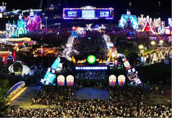 3000架无人机表演、高空烟花盛放、3.5小时演艺不间断……哈尔滨冰雪大世界×携程旅行暑期嘉年华燃爆冰城夏夜！