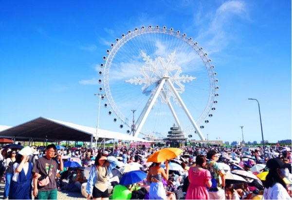 【媒体关注】草莓音乐节遇啤酒节｜哈尔滨冰雪大世界“花式宠客”：热辣氛围里藏满贴心