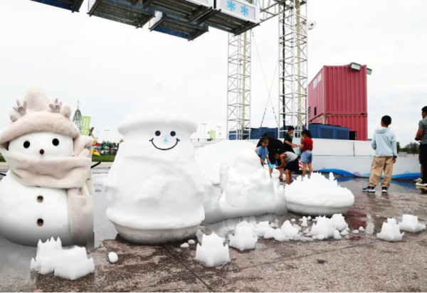 夏天室外堆雪人！？！打卡室外戏雪区 秒变朋友圈C位