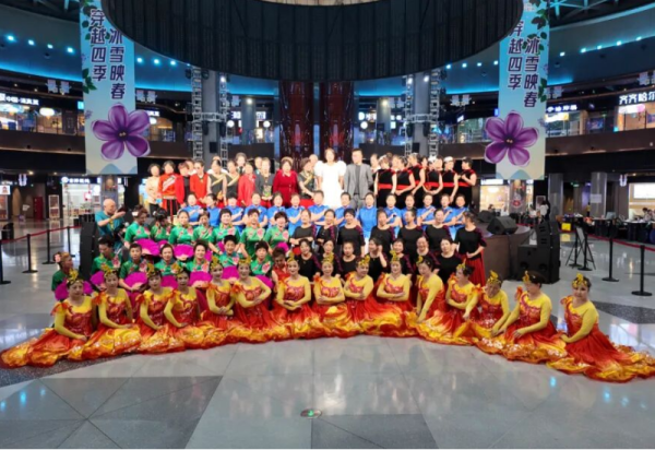 哈尔滨傲龄模舞艺术团专场演出在哈尔滨冰雪大世界冰雪美食馆精彩上演