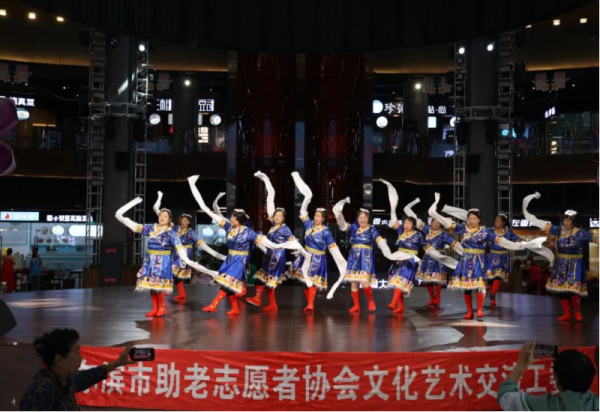 传递艺术之美 冰雪美食馆中心舞台演出获满堂彩