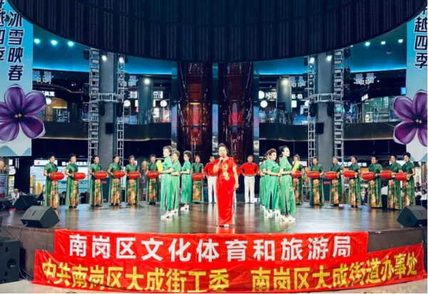 冰雪美食馆中心舞台变身群众艺术舞台 多元汇演引热烈反响