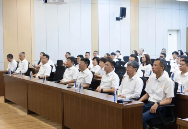 铭记历史凝聚力量 砥砺奋进新征程 ——哈尔滨冰雪大世界公司组织观看纪念中国人民抗日战争暨世界反法西斯战争胜利80周年阅兵式