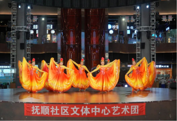 抚顺街道文化艺术中心、中央大街社区音乐之都艺术团冰雪美食馆专场演出成功举办 献礼金秋