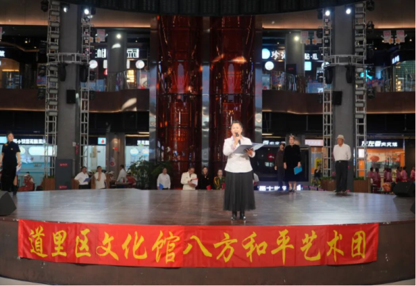 艺术为桥连民心！冰雪美食馆中心舞台两场社区文艺演出奏响家国情怀与生活热爱