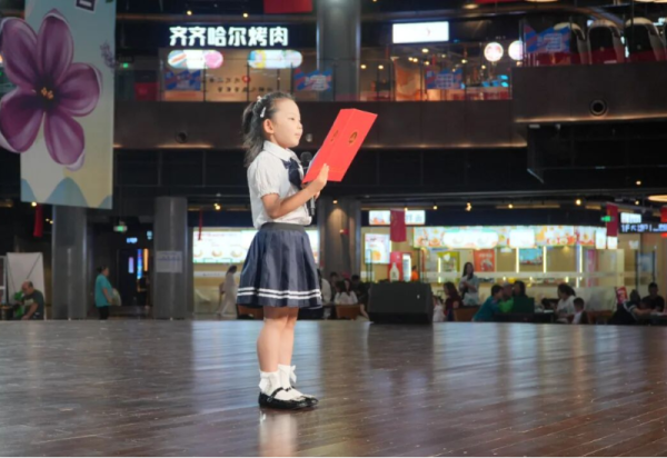 哈尔滨冰雪大世界一日两场演出 “东方杯”朗读者点燃爱国情怀