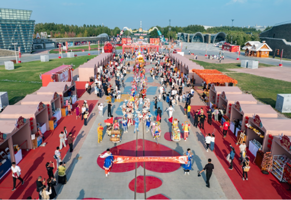 国庆中秋假期第二天，哈尔滨冰雪大世界人气火爆，园区氛围拉满！