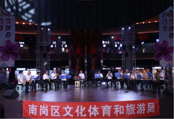 冰雪美食馆中心舞台好戏连台！南岗区文化体育和旅游局、鹰舞舞蹈演出圆满成功