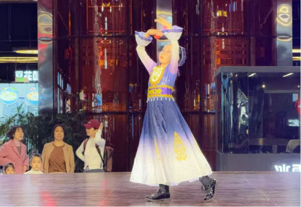 艺术盛宴轮番上演 两支团队三场演出点亮文艺舞台