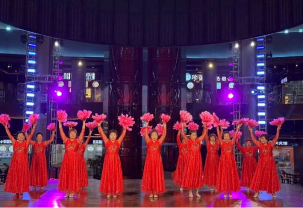 三场精彩演出不停歇！冰雪美食馆中心舞台公益演出展风采