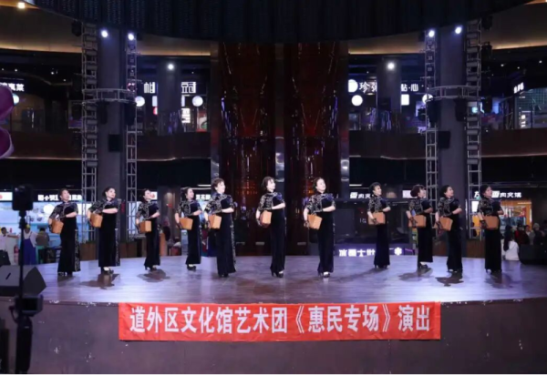 冰雪美食馆中心舞台精彩连连 4场公益演出接力上演