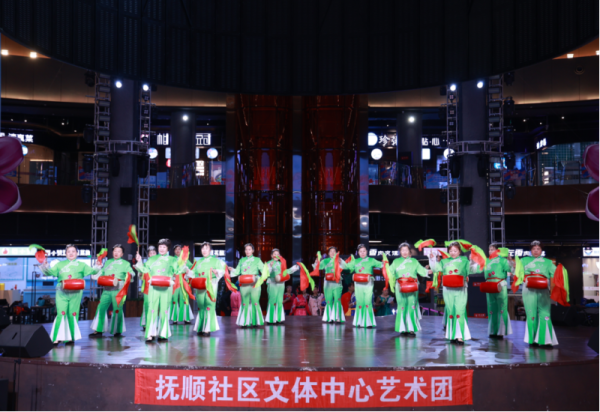 双团献艺暖冰城 冰雪美食馆两场公益演出传递家国情怀与温暖治愈