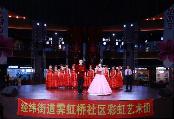 多元演出轮番上演 冰雪美食馆奏响公益乐章