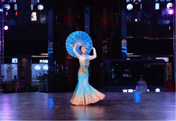 朗诵、舞蹈、太极……多样形式齐上阵！冰雪美食馆中心舞台演出精彩纷呈
