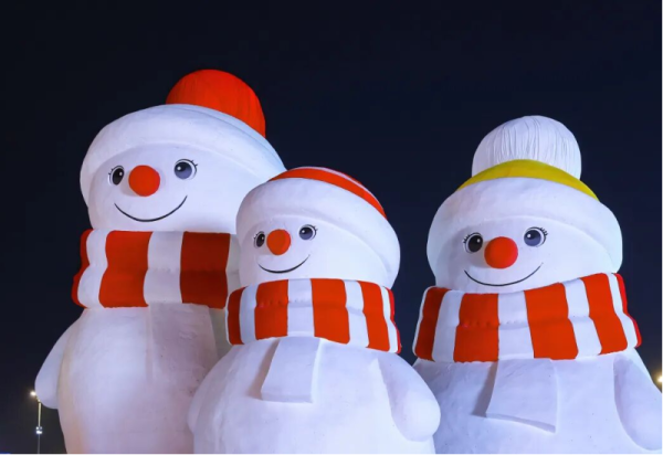 “童话雪人一家”穿新衣 园外打卡点等你邂逅