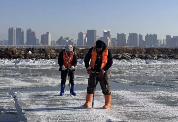 【新华社】特写：采出一个晶莹的冬天