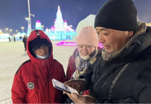 【新华社】特写：为采冰工匠，提前点亮这座冰雪乐园