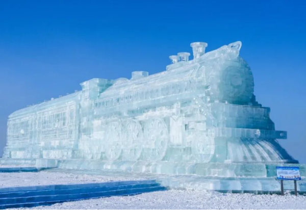 冰火车真的在“呜呜”吐蒸汽 哈尔滨冰雪大世界蒸汽火车冰雕频频出圈