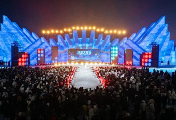 哈尔滨冰雪大世界“上新”啦 冰雪大舞台全外籍演员阵容秀出国际范