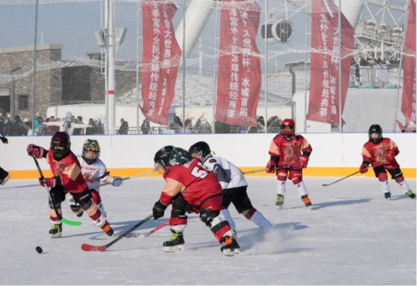“冰雪大世界杯”2026赛季哈尔滨市“冰穹之巅”青少年冰球精英赛暨首届冬季室外全民冰球传统经典赛开赛