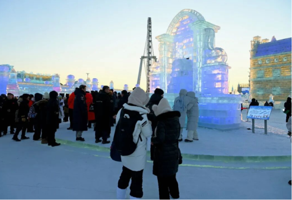 冰雪耀情谊！“小于廉”冰建亮相哈尔滨冰雪大世界