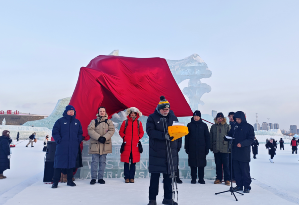 美国威斯康星州奶牛冰雕亮相哈尔滨冰雪大世界