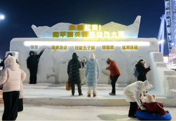 排队拍照，"和平精英""金铲铲之战"双游戏IP成热门打卡处